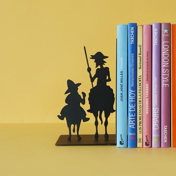 Balvi Balvi - Don Quijote sujeta libros de metal. Inspirado en la obra de Cervantes COMPRAR AHORA