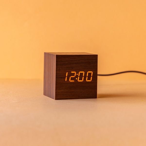 Balvi Balvi - Kubo despertador digital de madera. Con 3 alarmas calendario termómetro y nivel de brillo a Rebajas baratas