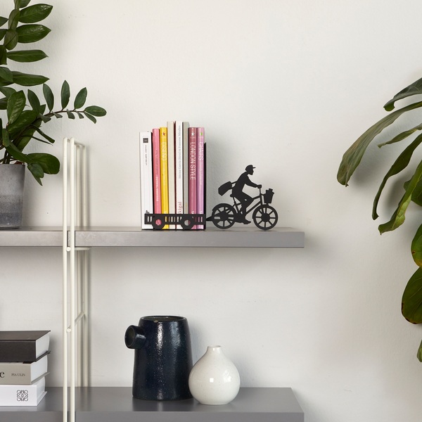 Balvi Balvi Sujeta libros Postman Color negro Decorativo Metal Rebajas