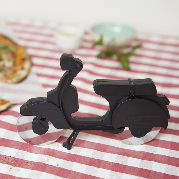 Balvi Corta pizza Scooter negro-27541 Últimos 3 días