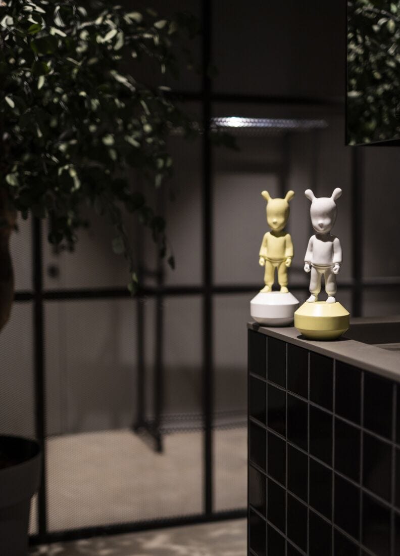 lladro Figura The yellow Guest. Pequeña Oferta especial