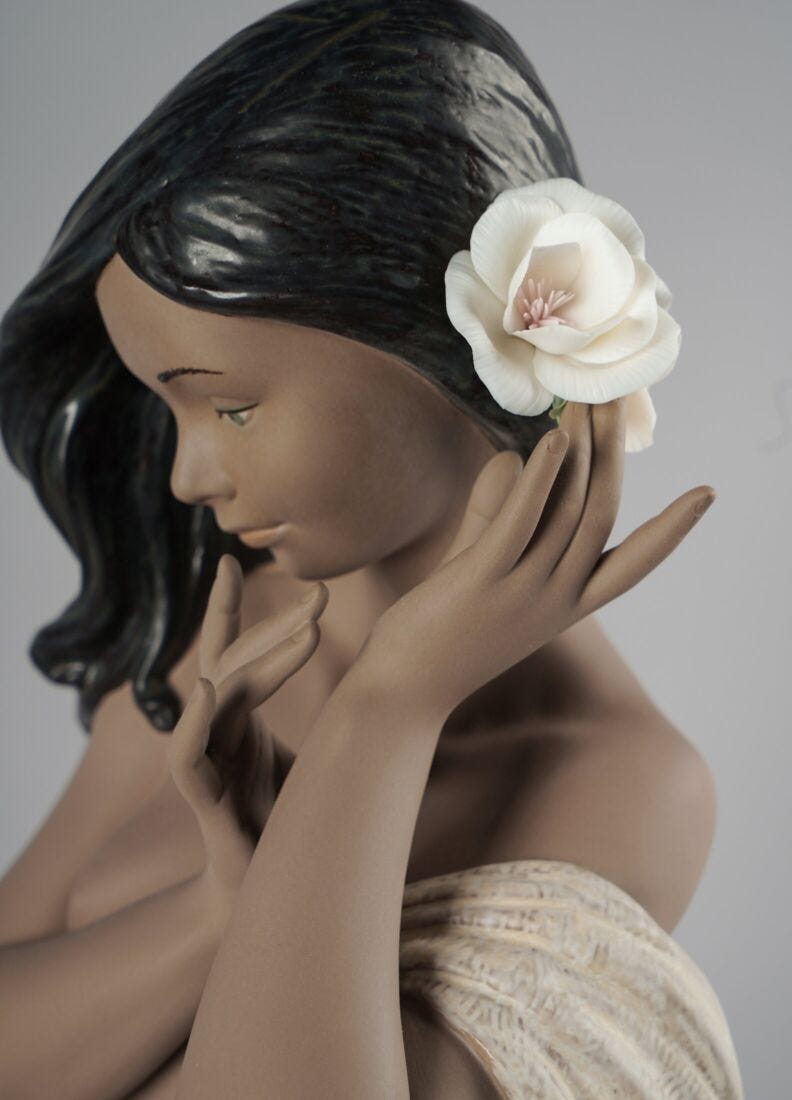 lladro Figura Mujer Cándida luz de luna. Serie limitada Descuentos del mes