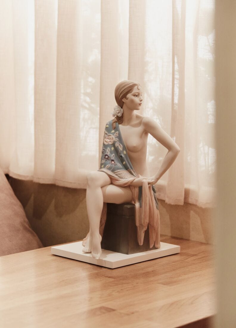 lladro Escultura Desnudo con mantón. Metalizado Última moda