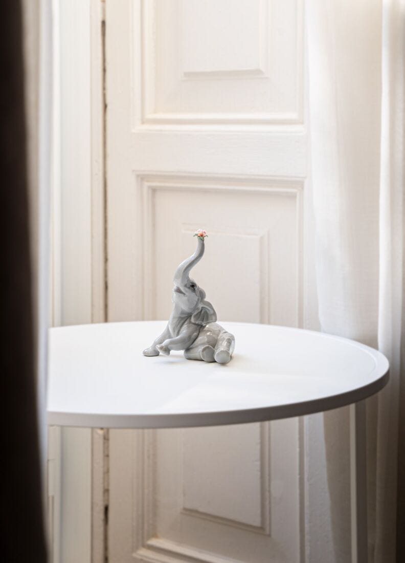 lladro Figura Elefante bebé con flor rosa Solo queda un día
