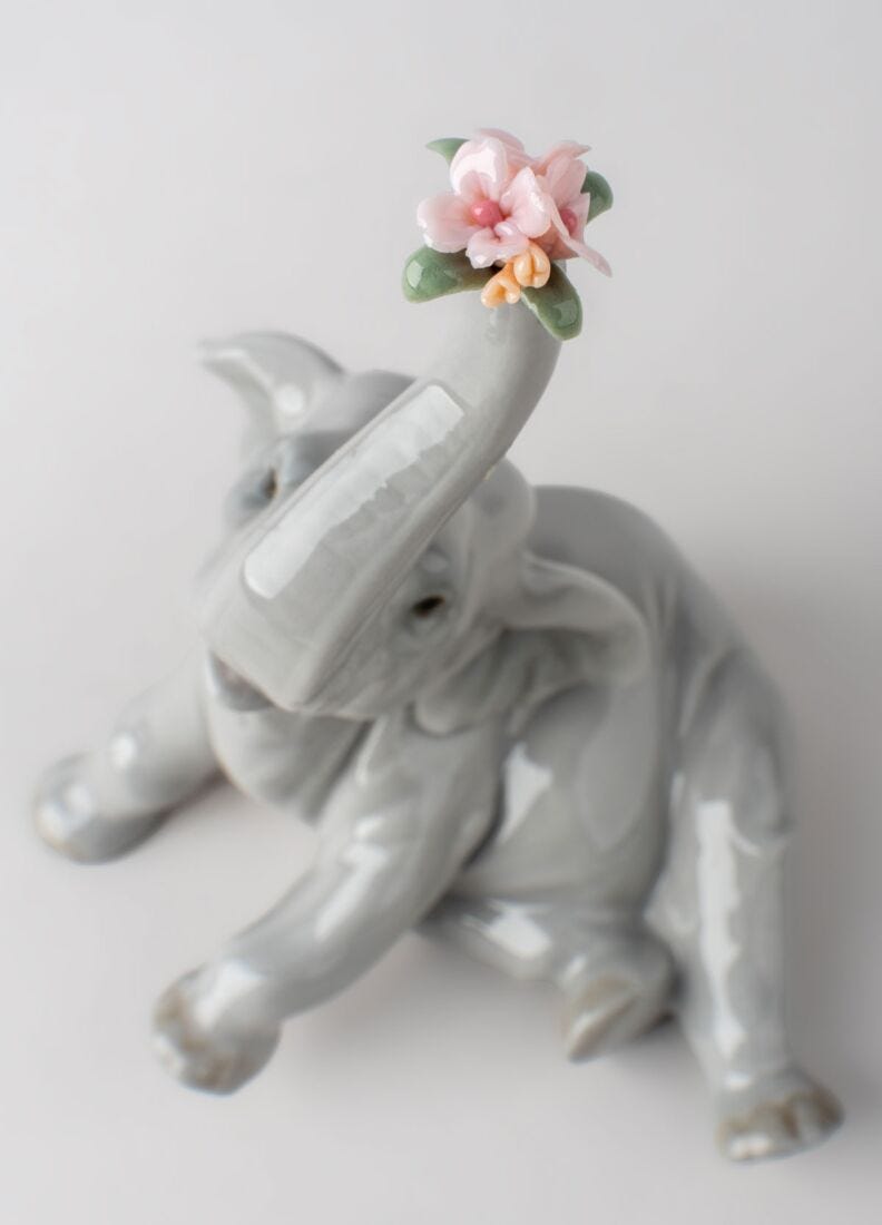 lladro Figura Elefante bebé con flor rosa Solo queda un día