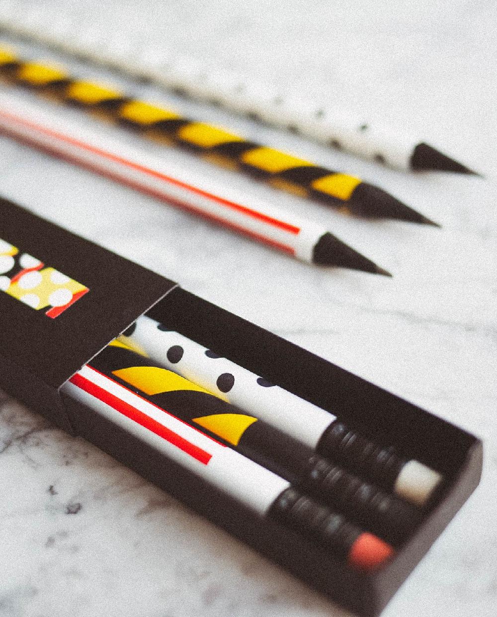 sancal Geometric Doodles					 					Red Lines Black Dots y Yellow Parallelograms Grandes ahorros