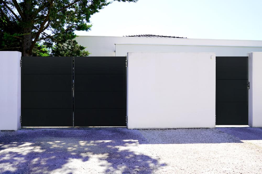 Portón abatible de hierro 3m NALI 300B200 NEGRO MATE En oferta