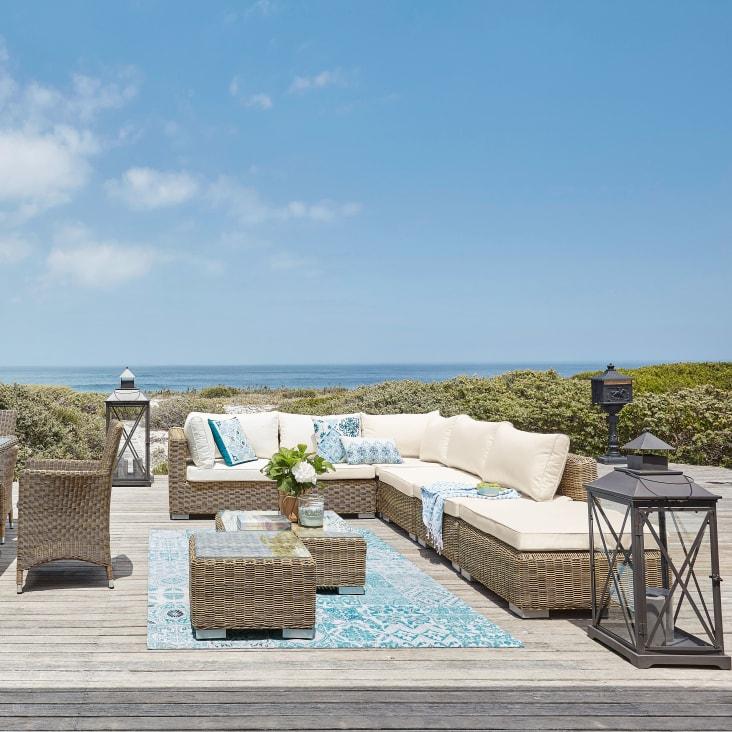 Maisons du Monde St Raphaël - Puff de jardín de resina tejida gris y poliéster reciclado crudo En oferta